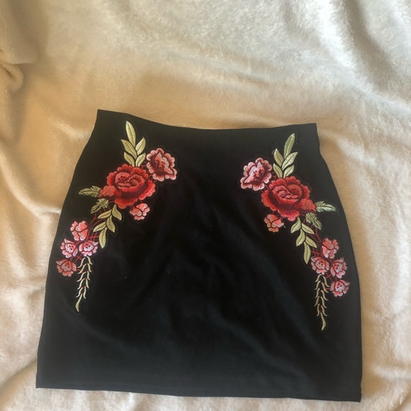 🌹Rose Embroidered Set🌹 - Picture 4 of 6